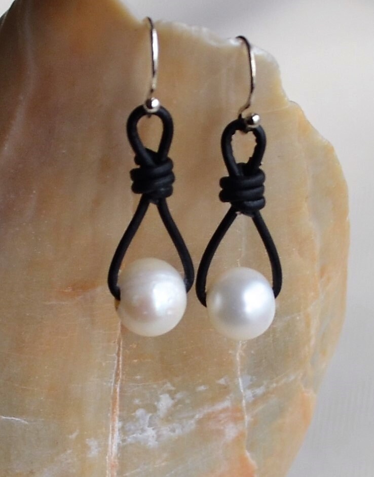 Knotted Leather Earrings: Peacock Blue Freshwater Pearls, Boho Style