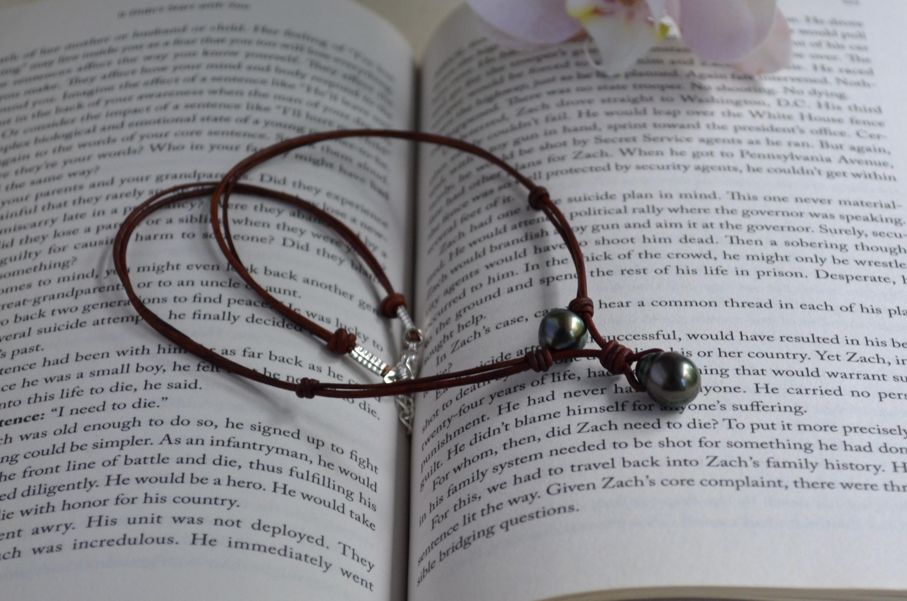 Tahitian Pearl Leather Necklace – Baroque Pendant, Natural Pearls, Boho Luxury