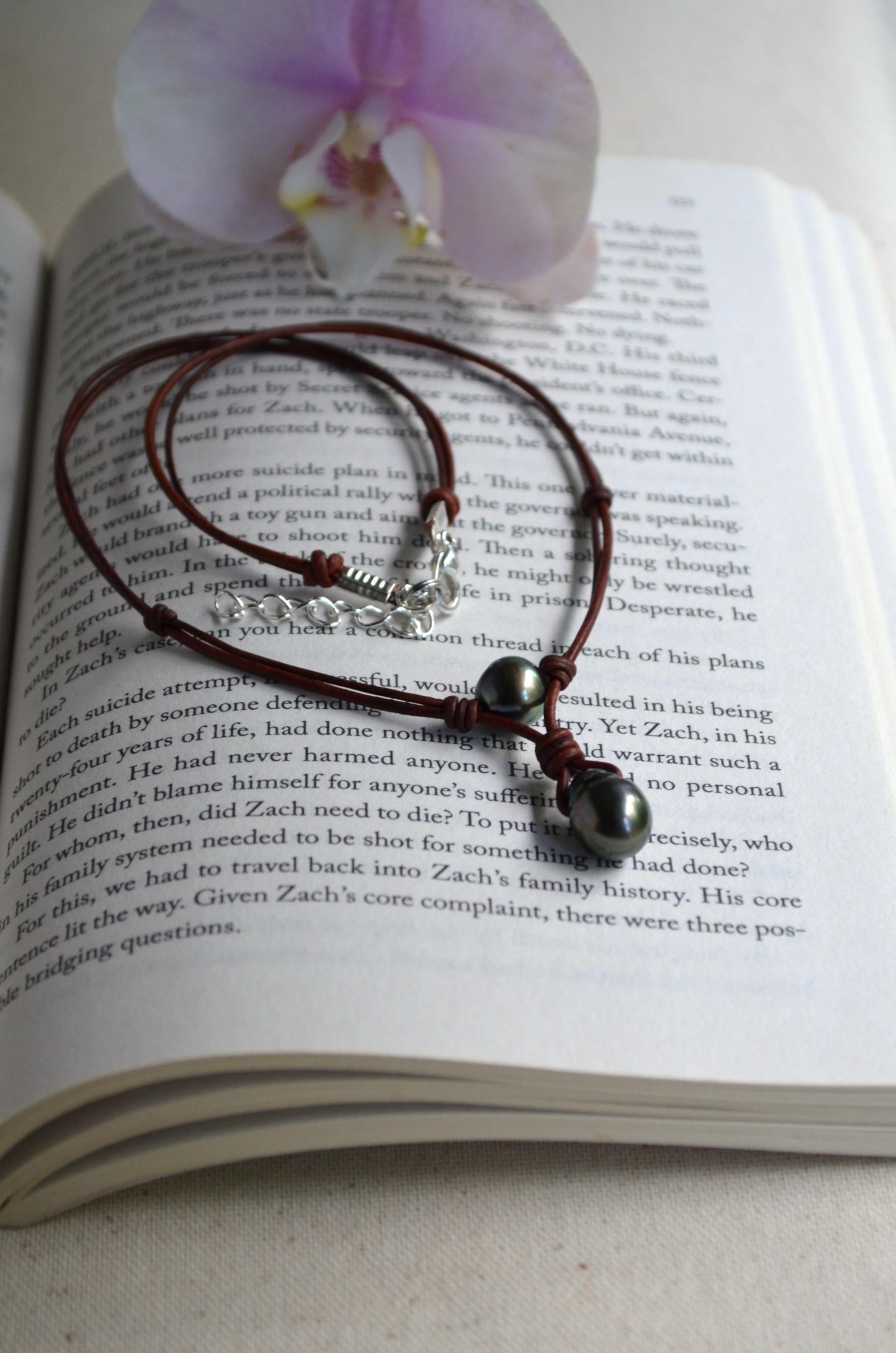 Tahitian Pearl Leather Necklace – Baroque Pendant, Natural Pearls, Boho Luxury