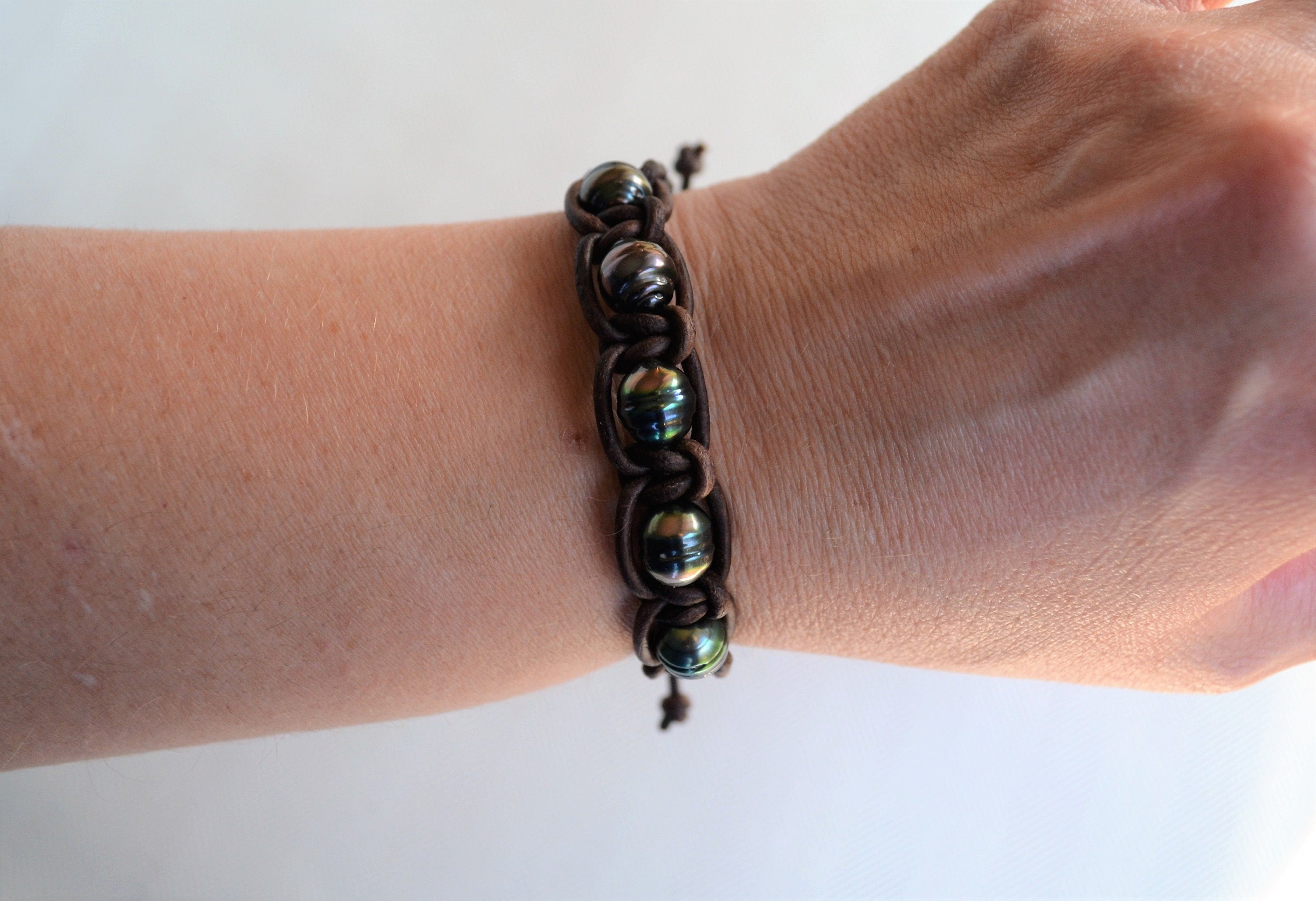 Tahitian Pearl Bracelet: Adjustable Leather, Elegant Jewelry
