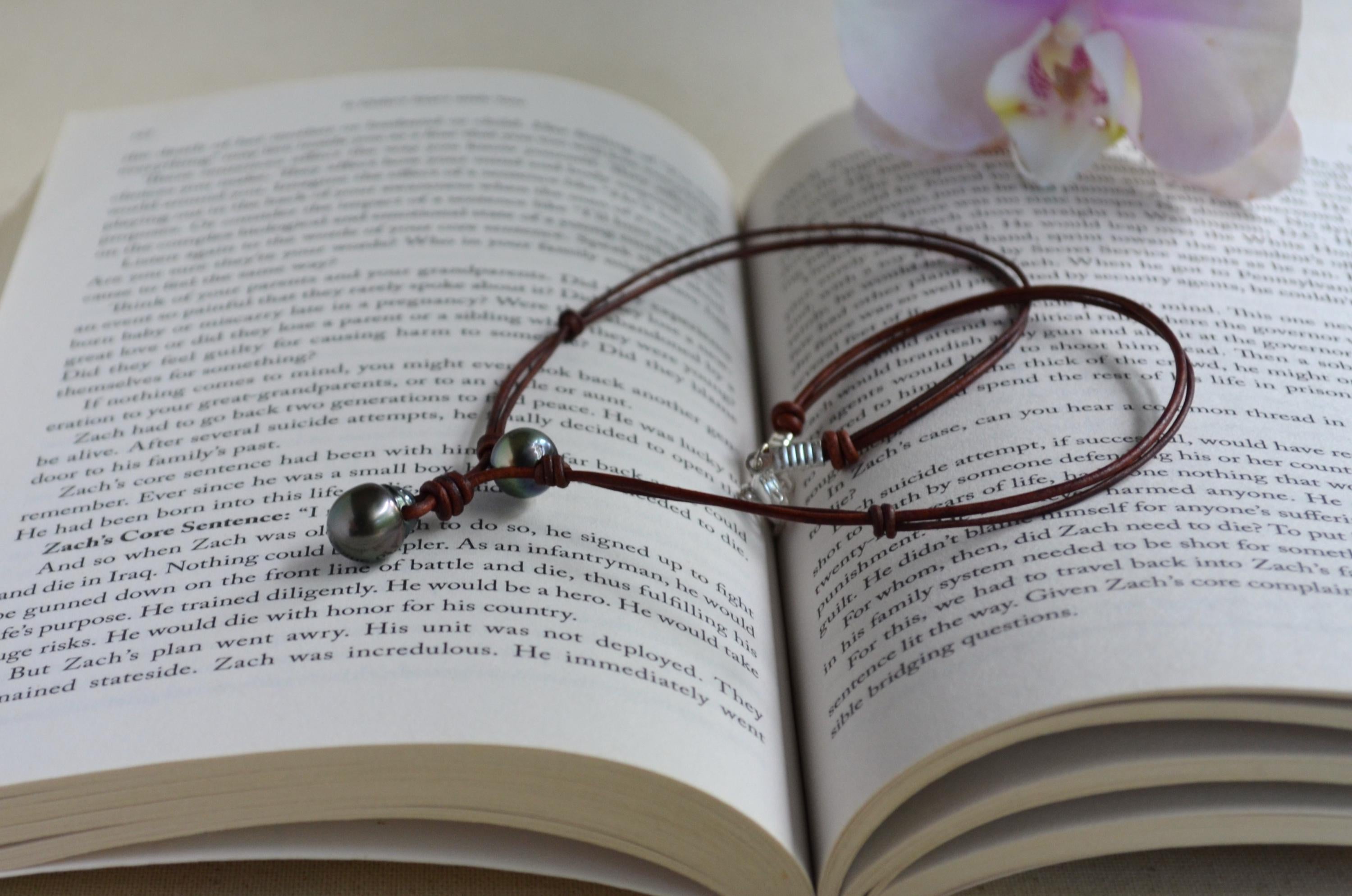 Tahitian Pearl Leather Necklace – Baroque Pendant, Natural Pearls, Boho Luxury